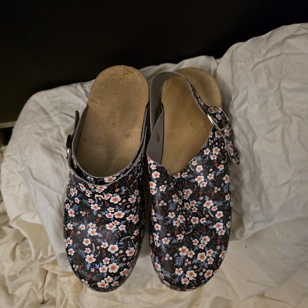 Women'sSwedish Leather Floral Slip-On Clogs in Brown  and Pink